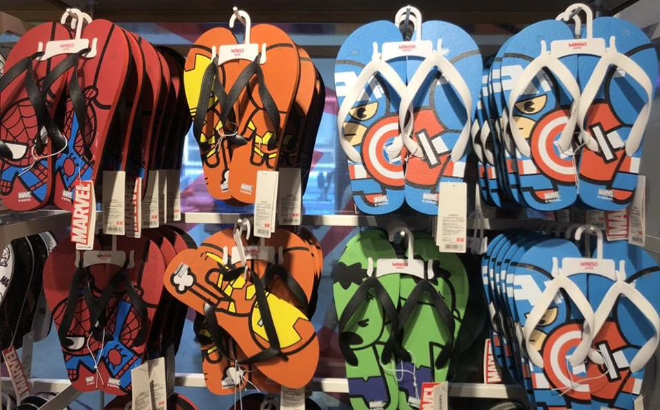 Podrás presumir sandalias en la playa decoradas con el Capitán América, Thor o IronMan.