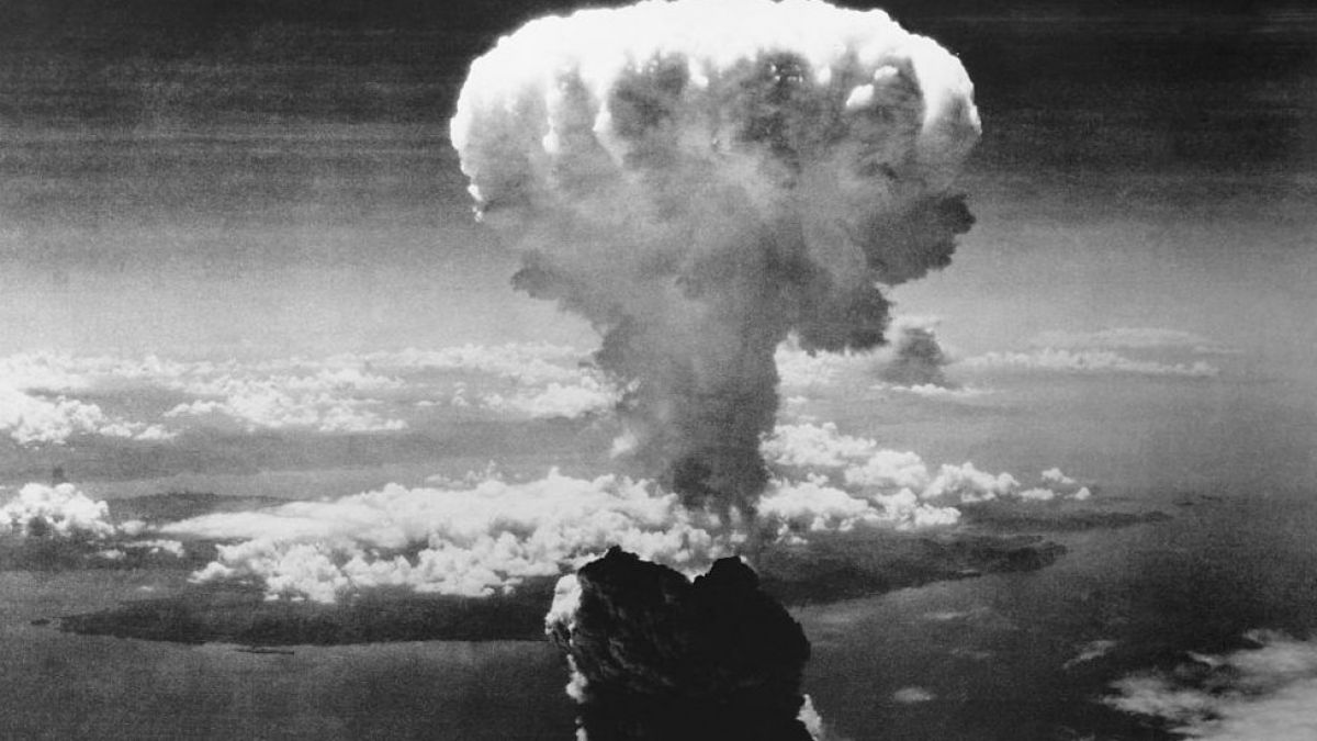 La nube en forma de hongo muestra el poder destructivo de la bomba.