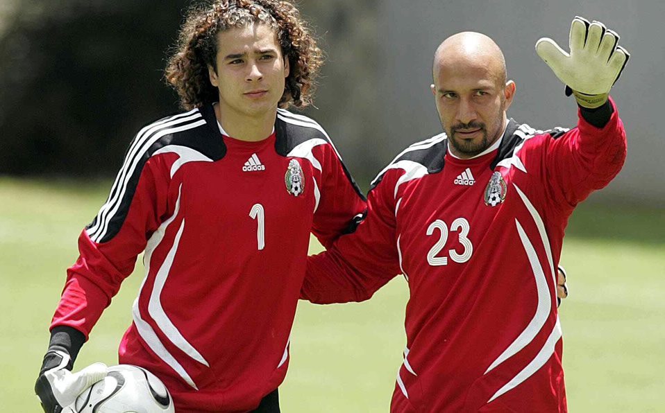 Como buen portero, en algún momento lució el #1 con el Tri, aquí junto al Conejo Pérez.