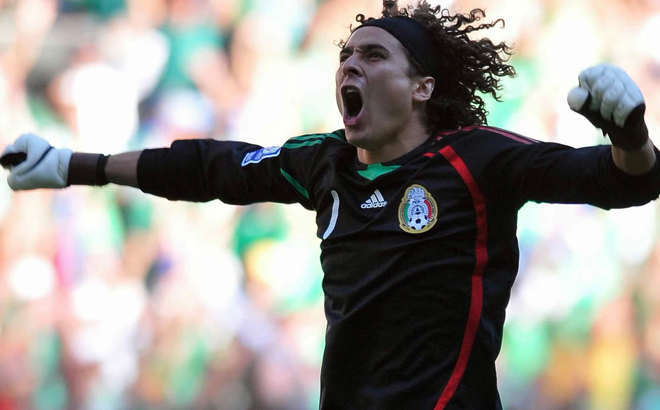 Eliminatorias mundialistas y la Copa Oro 2007 son los torneos en los que se puso el #1 con la Selección.