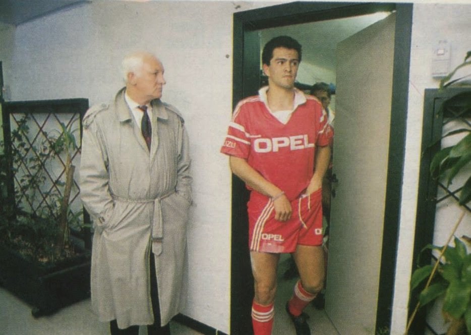 Carlos Hermosillo jugó para el Standard Lieja de Bélgica en la Temporada 1989-1990.