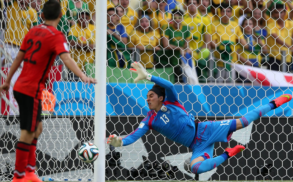 Eso sí, en los cuatro Mundiales a los que ha ido portó el #13. ¡Cómo olvidar la atajada a Neymar en el 2014!