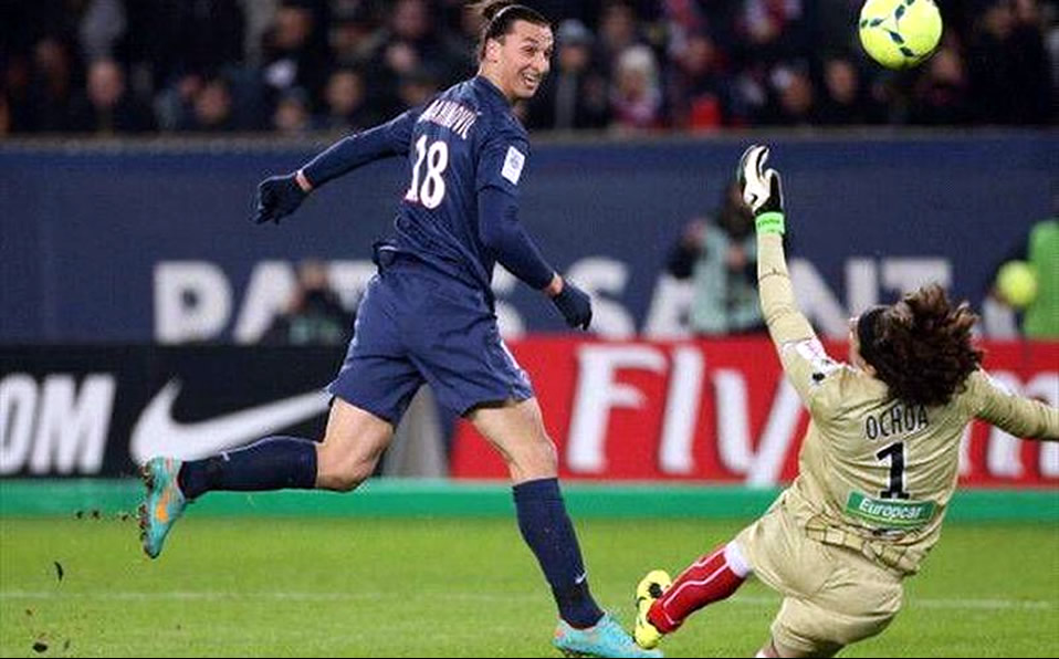 Ochoa llegó a Europa en 2011 con el Ajaccio y le hizo atajadas bestiales hasta a Ibrahimovic portando el #1.