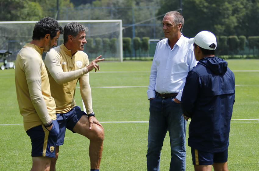 Rodrigo Ares de Parga  dialogó con Míchel en el entrenamiento de Pumas. Imago7