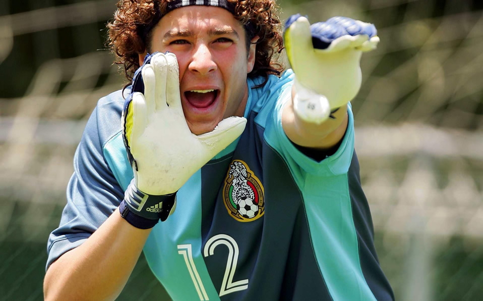 En Selección Mexicana ha usado cuatro números diferentes, como el 12 previo al Mundial 2006.