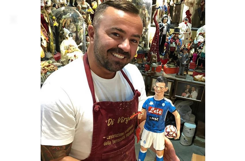 El artista italiano Genny Di Vrgilio hizo esta estatua del Chucky Lozano. Foto @divirgilioarte1830