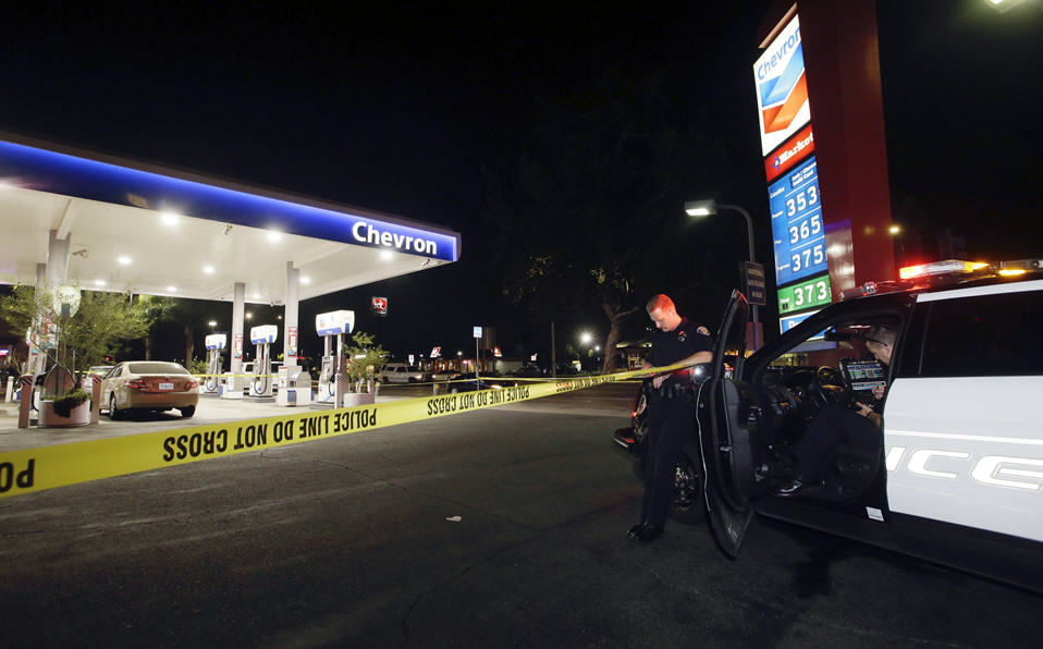 Policías custodian uno de los lugares de los apuñalamientos en California. (AP)