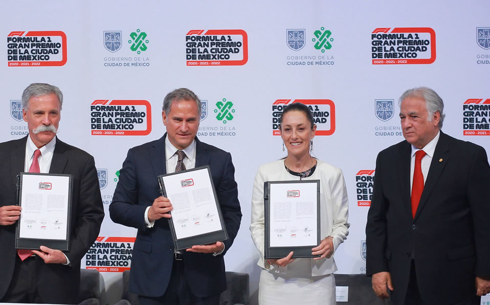 Durante la firma de la renovación del GP de México. (Imago 7)
