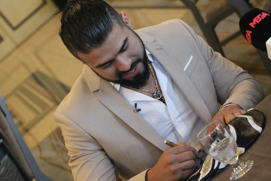 Andrade se dio tiempo de firmar una máscara de La Sombra. (Foto: Apolo Valdés)