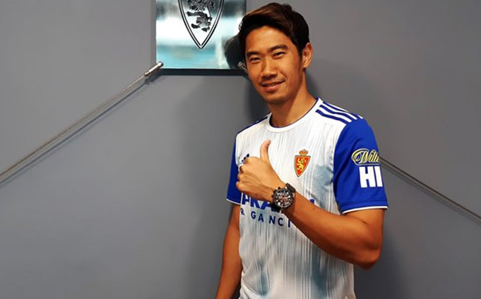 El asiático a su llegada con el Zaragoza. (@RealZaragoza)