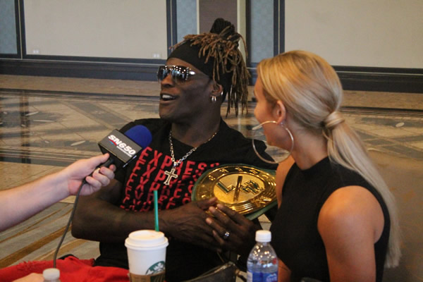 R-Truh junto a Carmella, listo para defender el Camponato 24/7. (Foto: Apolo Valdés)