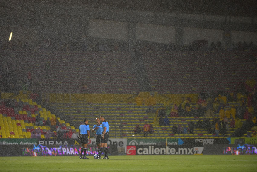 El silbante Luis Enrique Santander detuvo el juego. (Foto: Imago7)