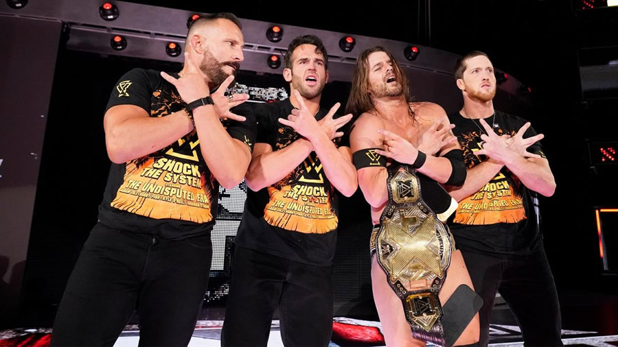 Adam Cole celebró con sus compañeros. (Foto: WWE)