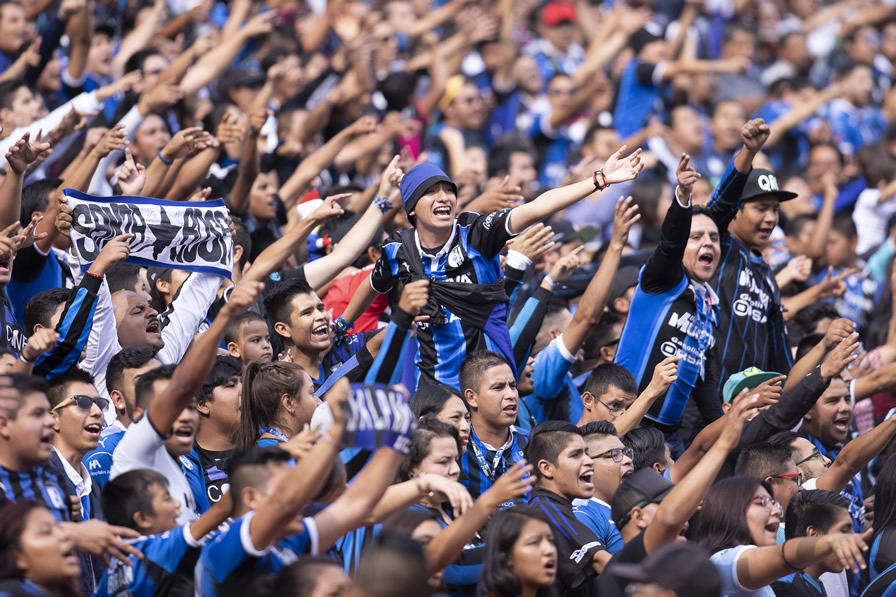 La afición de Gallos celebra al líder. (Fotos: Imago 7 y Mexsport)