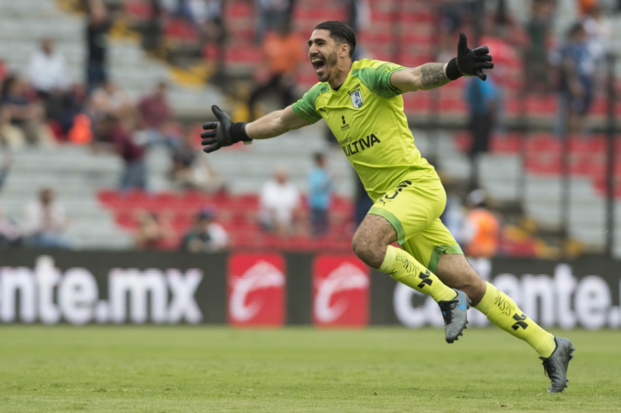 Gil Alcalá celebra la victoria. (Fotos: Imago 7 y Mexsport)