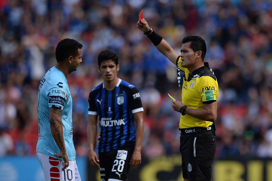 Edwin Cardona se fue expulsado al 17'. (Fotos: Imago 7 y Mexsport)
