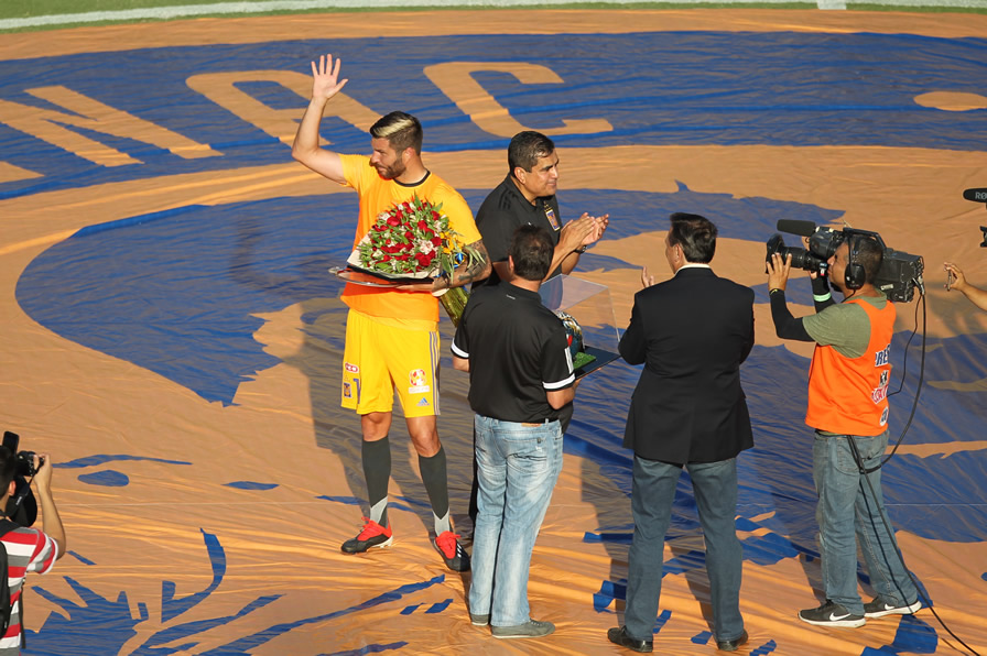 Gignac recibió flores como parte de su homenaje. (Fotos: Imago 7 y Mexsport)