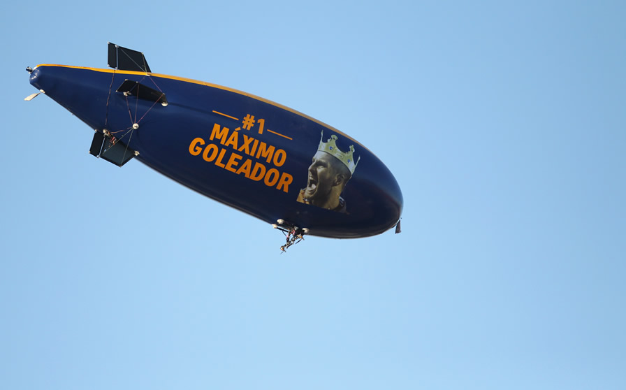 Hasta un dirigible se pudo ver sobre el Universitario. (Fotos: Imago 7 y Mexsport)