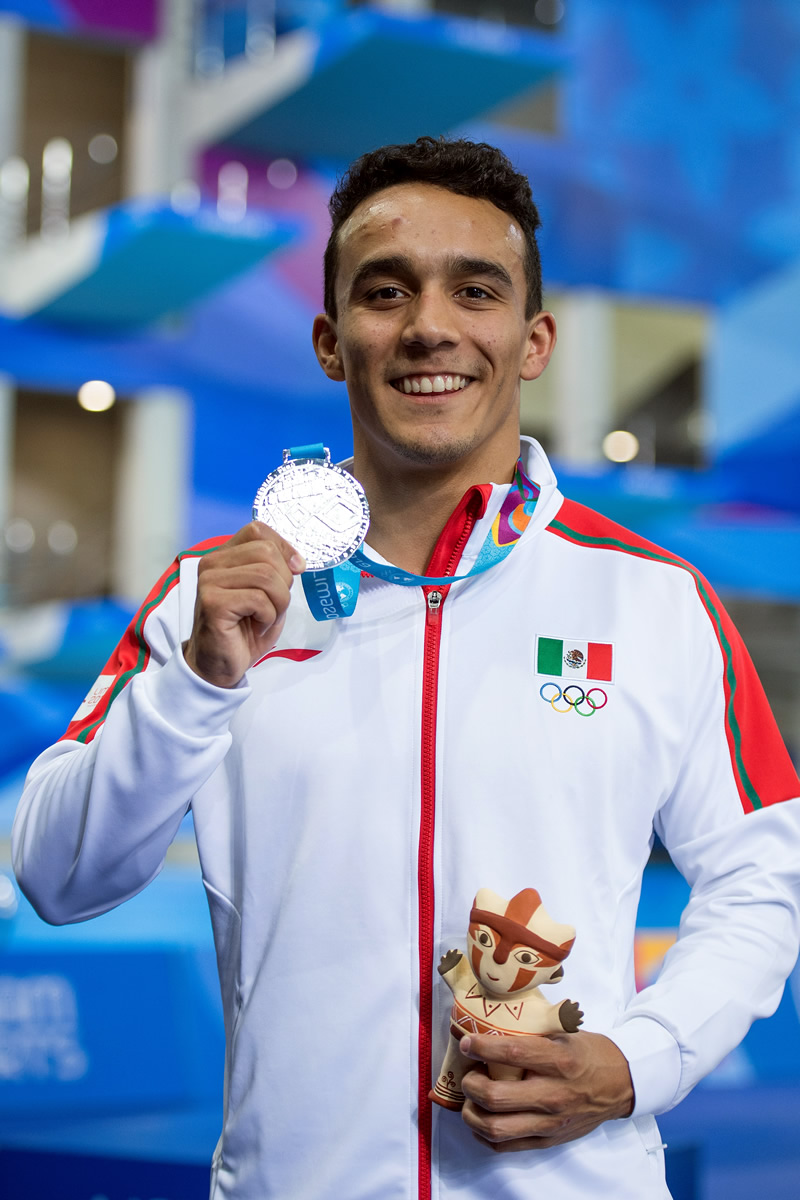 Juan Celaya Hernández consiguió Oro en Clavados.