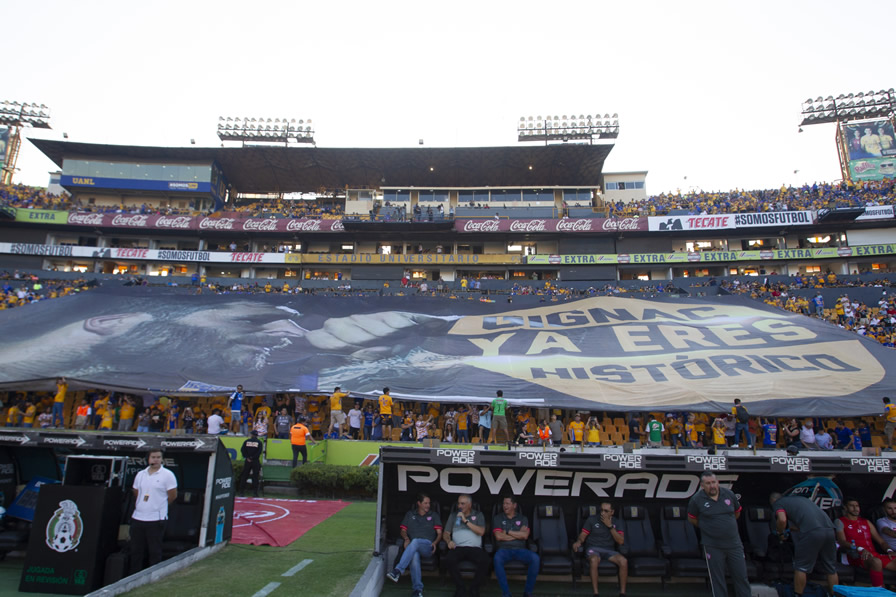 La tribuna se le entregó al 10. (Fotos: Imago 7 y Mexsport)