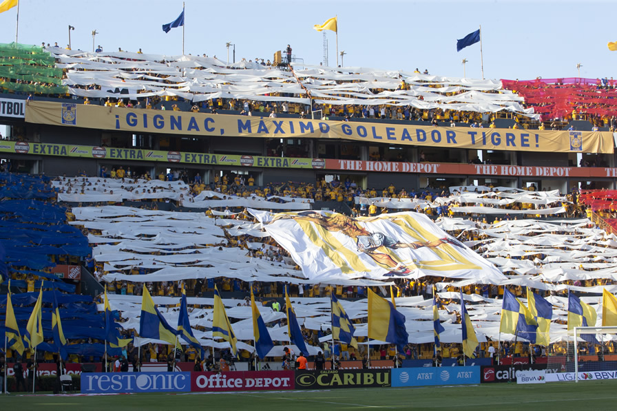 Los Libres y Lokos organizaron un gran telón de cuatro colores. (Fotos: Imago 7 y Mexsport)