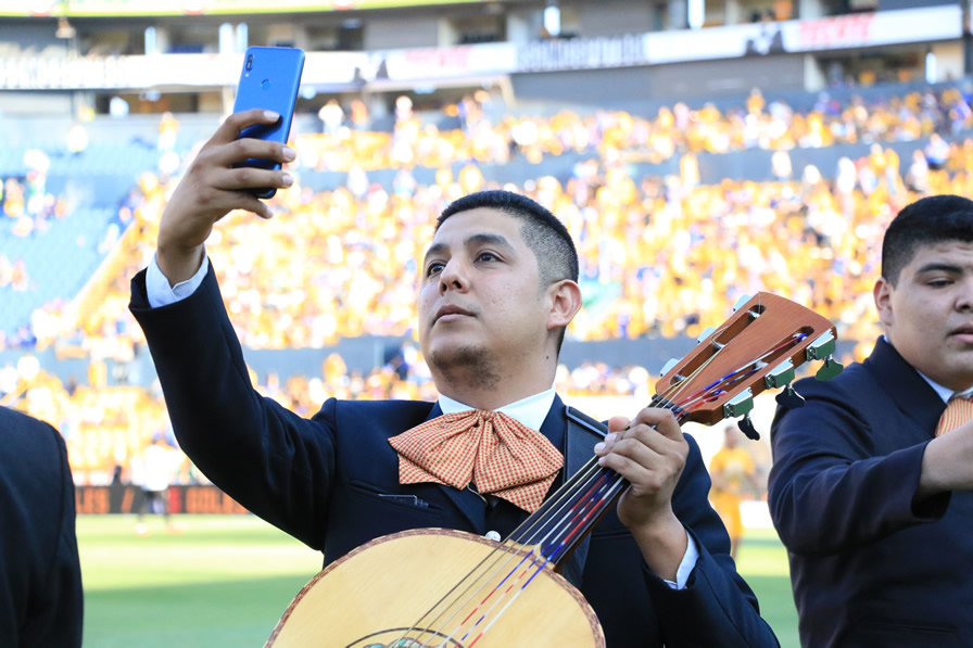 Los mariachis callaron... y celebraron. (Fotos: Imago 7 y Mexsport)