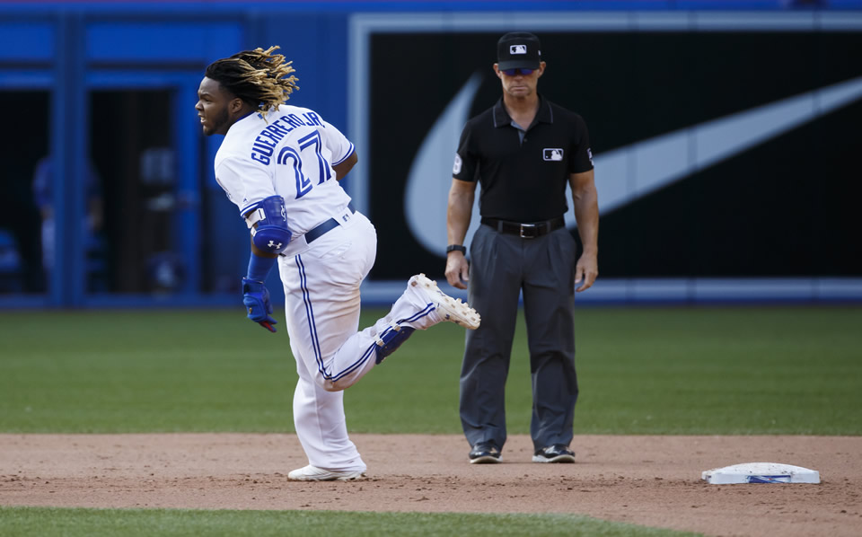 Un triple productor de dos carreras de Vlad en la séptima dio la victoria a los Blue Jays ante su acérrimo rival.
