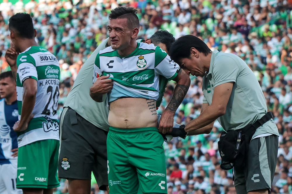 A Brian Lozano le pegaron todo el primer tiempo (FOTO: Imago7)