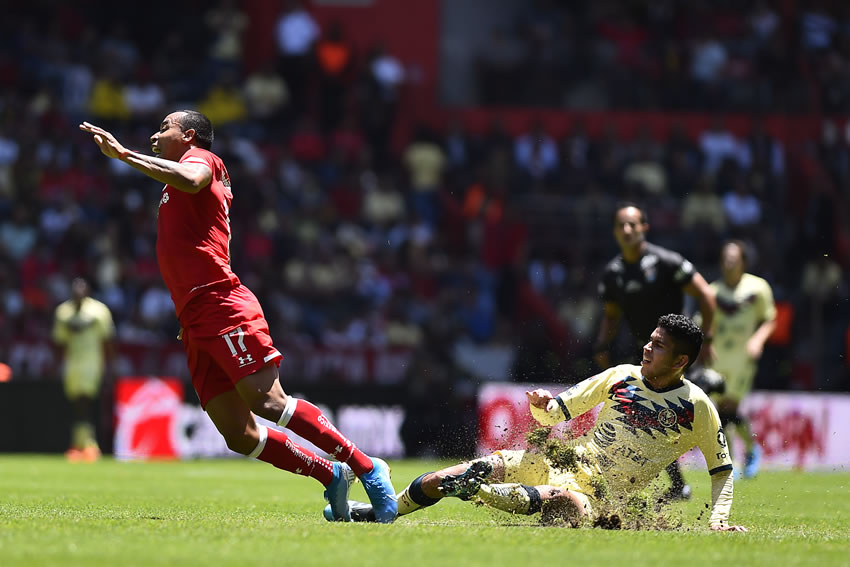 Antes de acabar la primera mitad se suscitaron dos jugadas polémicas. (Foto: Imago7)