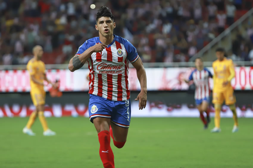 Alan Pulido anduvo en Grecia, pero en 2016 volvió para formar parte de Chivas. (Imago7)