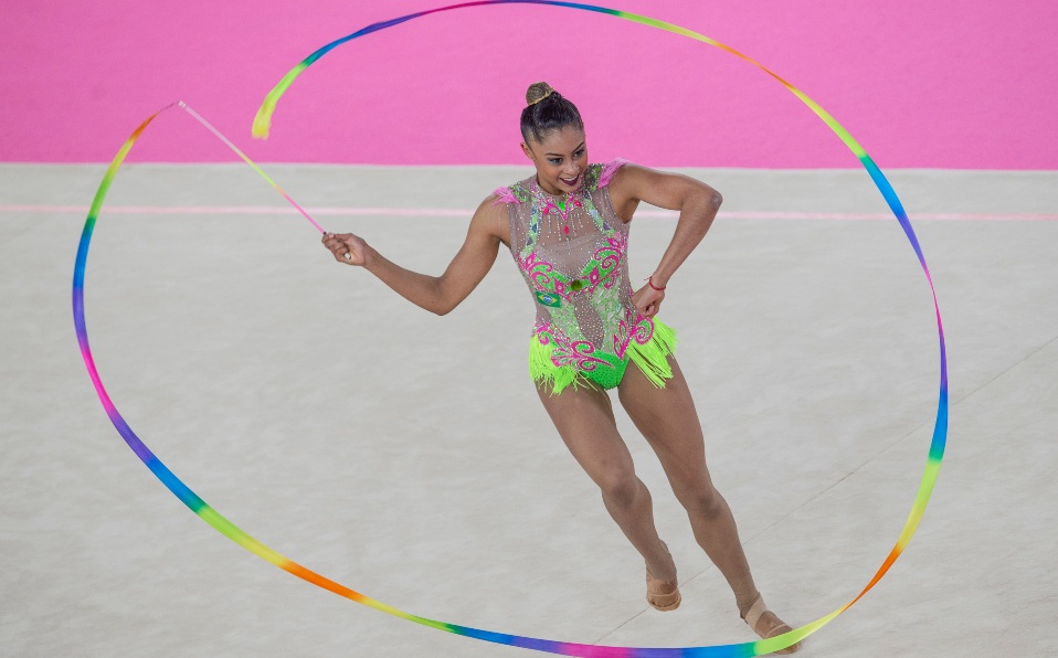 La brasileña Barbara Domingos realiza su rutina de cintas en el Individual All Around y Qualificaciones Rotation, Lima 2019 (Foto: Ernesto Benavides /