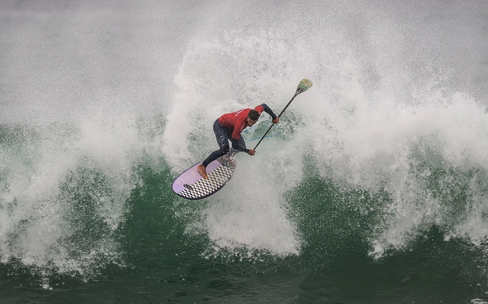 El colombiano Giorgio Gómez en final masculina de SUP de surf, Lima 2019 (Foto: ERNESTO BENAVIDES / AFP)