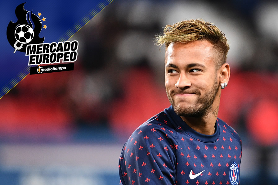 Dos gigantes se disputan a Neymar y él sonríe. (Foto: AFP)