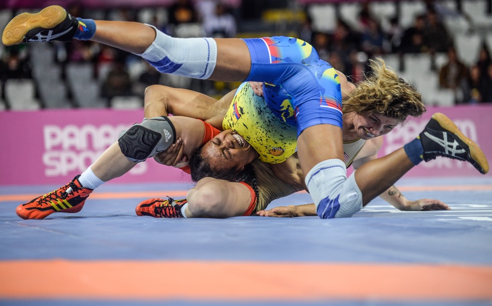 Jenna Burkert (atrás) y Lissette Antes compiten en la final de 57 kg de Wrestling Women's Freestyle, Lima 2019.(Foto: Ernesto BENAVIDES / AFP)