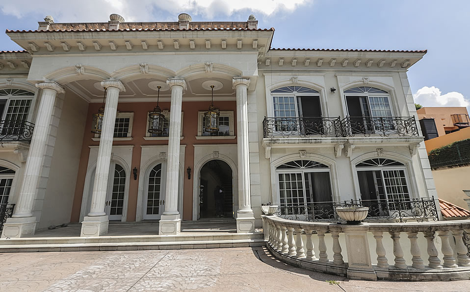 La entra principal de la casa subastada. (Notimex)