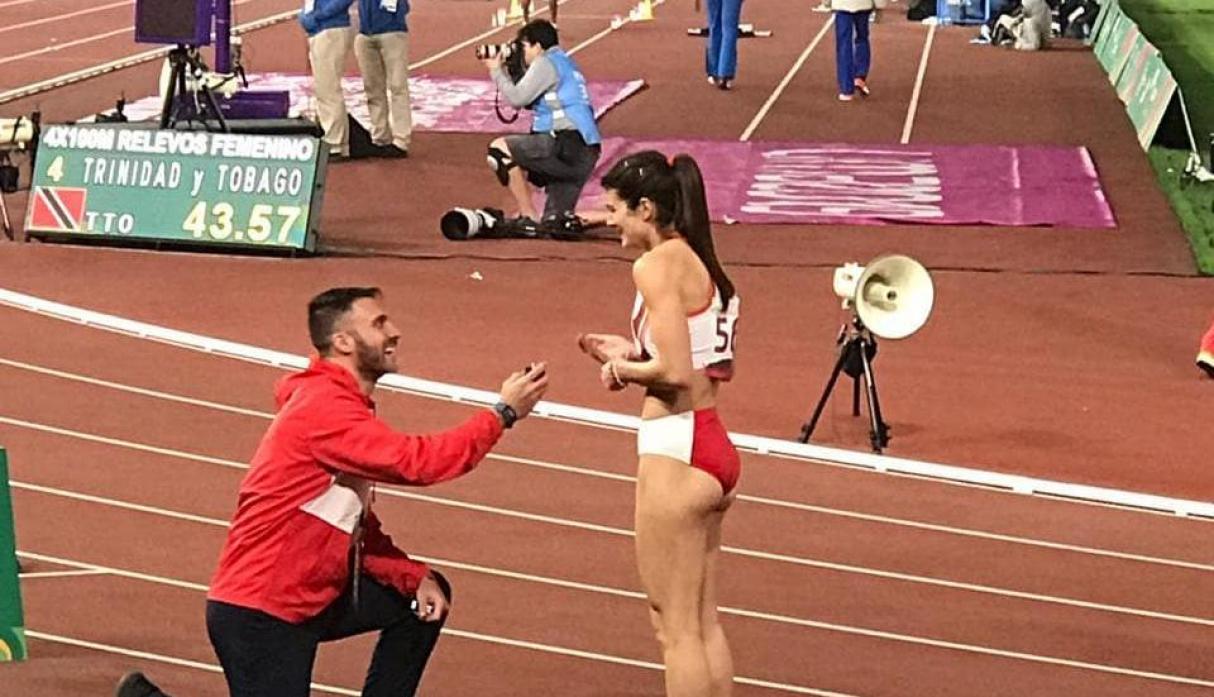 Momento en el que la pareja se comprometió.  (Imagen tomada de video)