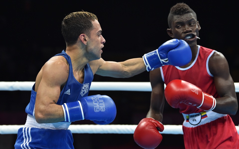 Oscar Collazo y Yuberjen Martinez compiten durante la final de la mosca ligera masculina (46-49 kg), Lima 2019 (Foto: Cris BOURONCLE / AFP)