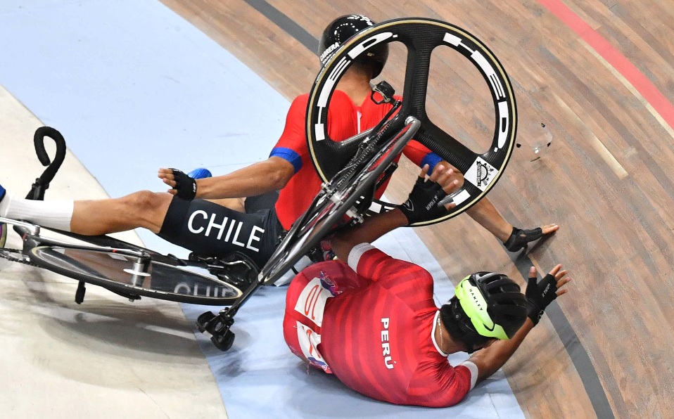 El peruano Renato Tapia y el chileno Antonio Cabrera caen durante la final masculina de Madison de la competencia de ciclismo, Lima 2019. (Foto:Luis A