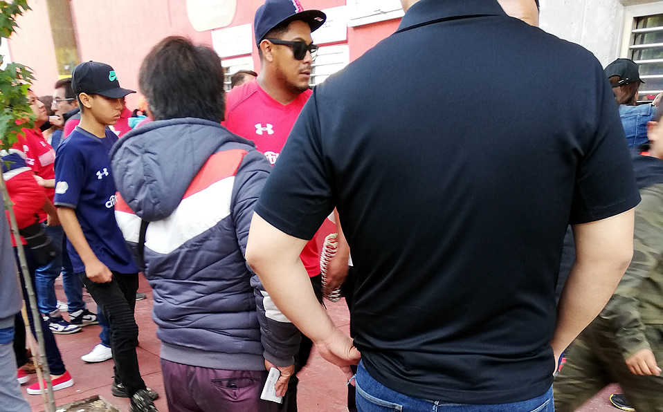 Los revendedores aprovecharon la expectación que causó el duelo de la J4. (Foto: MT)