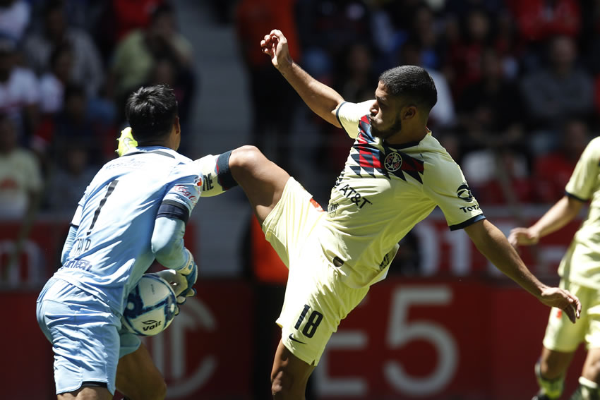 Bruno Valdez chocó con Alfredo Talavera en jugada de táctica fija. (Foto: Imago7)
