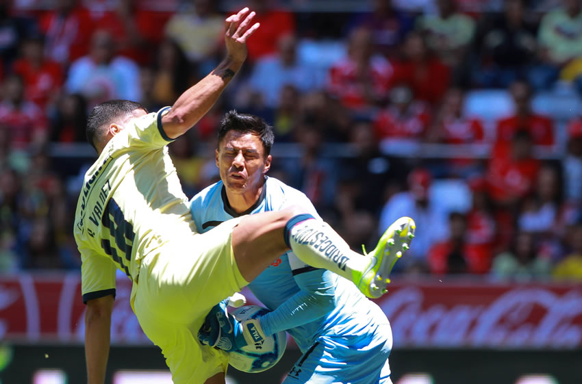 Bruno Valdez chocó con Alfredo Talavera en jugada de táctica fija. (Foto: Imago7)