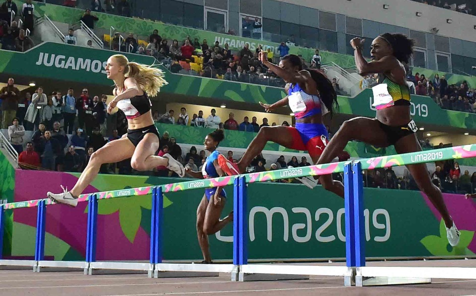 Sage Watson de Canadá, Zurian Hechavarria de Cuba y Rushell Clayton de Jamaica compiten en la final de 400m vallas Lima 2019. (Foto Luis ACOSTA / AFP)