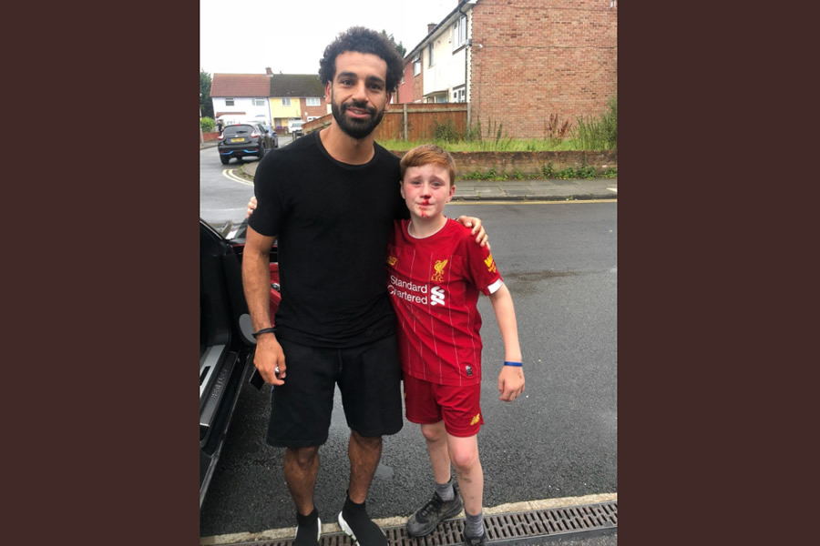 Salah junto al accidentado Louis Fowler. (Foto: @joecooper93)