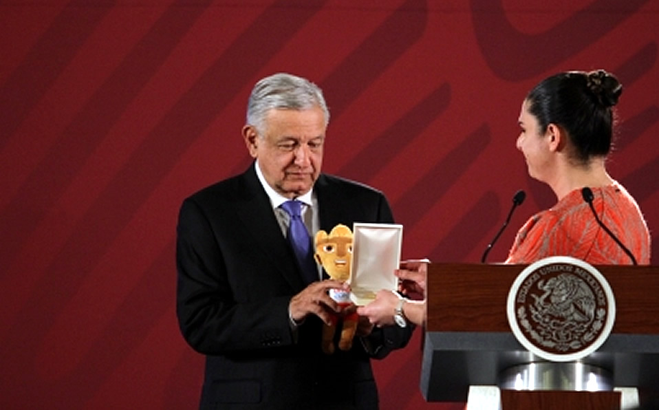 Ana Gabriela Guevara entregó una medalla conmemorativa al presidente López Obrador. (Foto: Notimex)