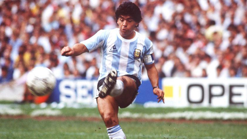 BONUS 1: Y tampoco sin Diego Armando Maradona, quizás el zurdo más emblemático del futbol.