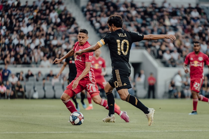 Delantero: Carlos Vela. Sin pecar de nacionalistas, Vela es uno de los jugadores que mayores maravillas hace con su pierna zurda.