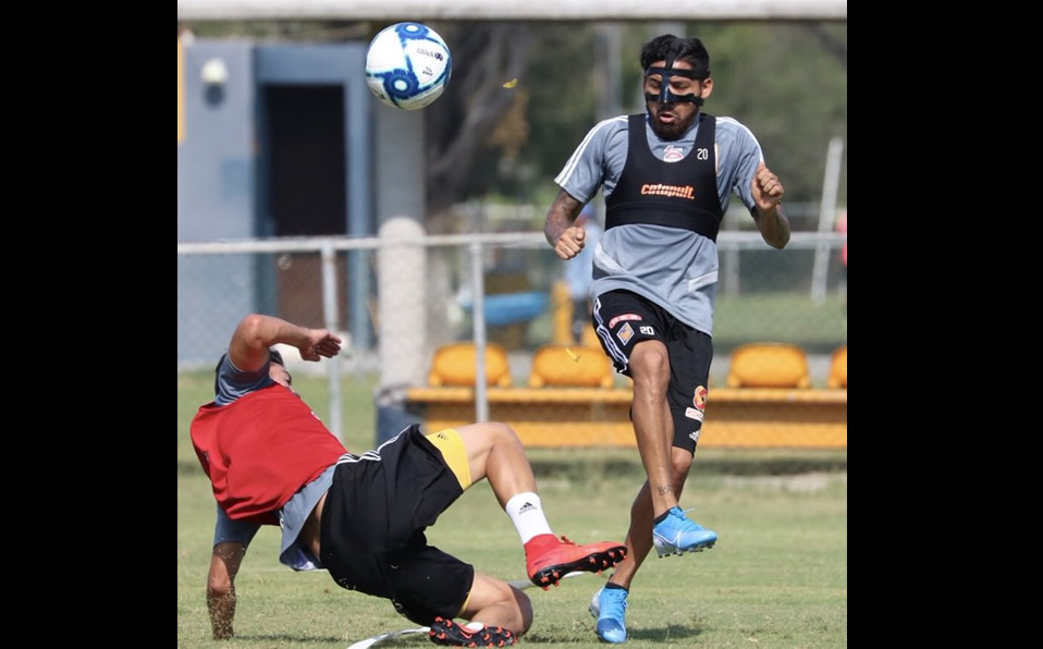 Javier Aquino ya entrenó al parejo de sus compañeros. (Foto: @TigresOficial)