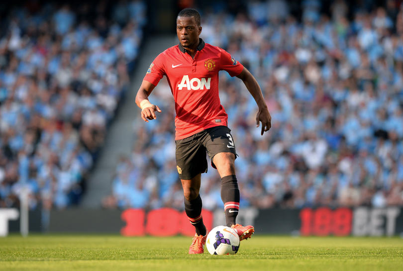 Lateral izquierdo: Patrice Evra. ¿Quién no recuerda a este moreno corriendo como verdadero demonio en las filas del Manchester United?