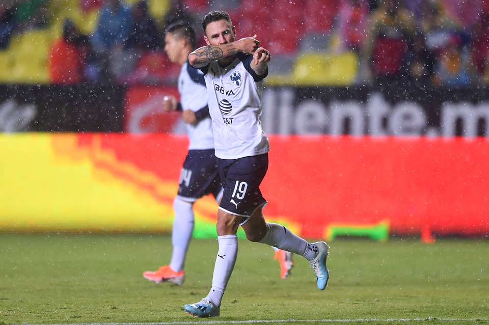 Layún le dio el triunfo a Rayados sobre la hora en Morelia (FOTO: Mexsport)