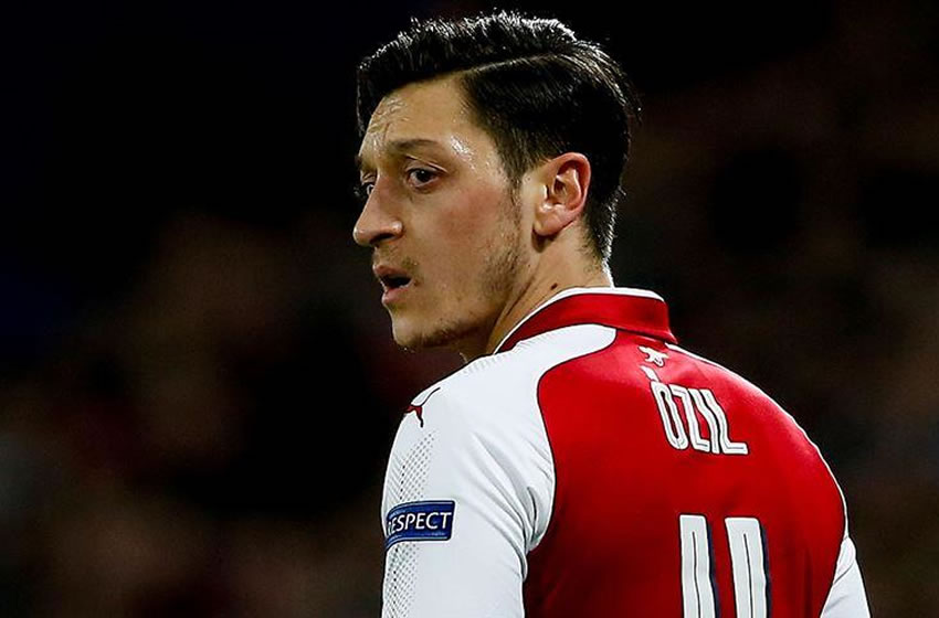 Por seguridad, Özil se perdió el primer juego de la Premier League.